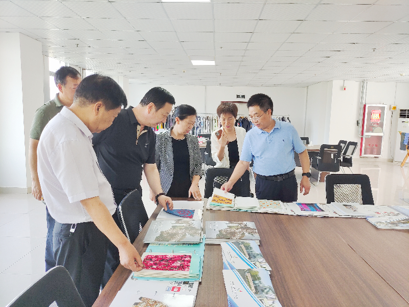 河南省工信廳副廳長(zhǎng)常繼紅，河南省服裝協(xié)會(huì)常務(wù)會(huì)長(zhǎng)袁建龍等多位領(lǐng)導(dǎo)一行蒞臨飛鷺參觀(guān)調(diào)研